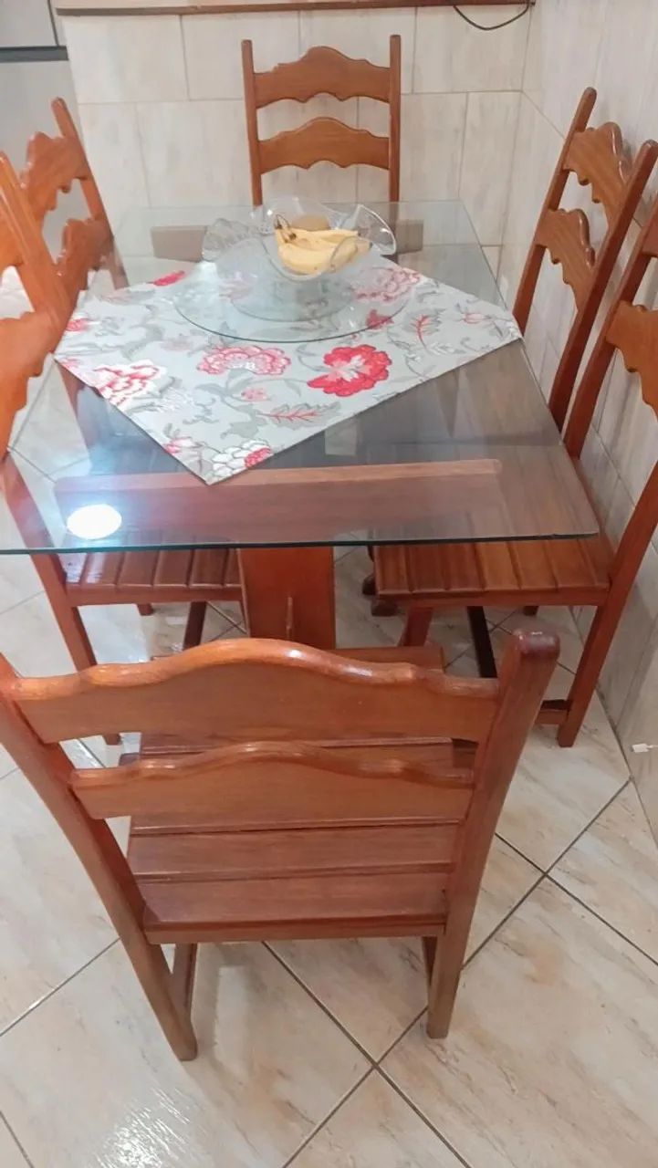 Mesa com 6 cadeiras de madeira com tampa de vidro  - Foto 2
