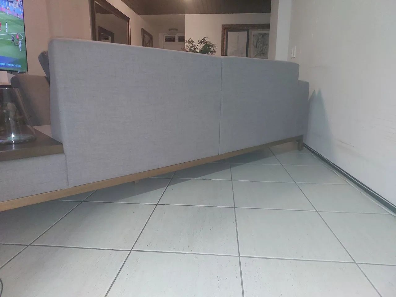 SOFÁ EM LINHO 3 LUGARES COM MESA LATERAL EM MADEIRA(MARCA JACAÚNA) - Foto 4