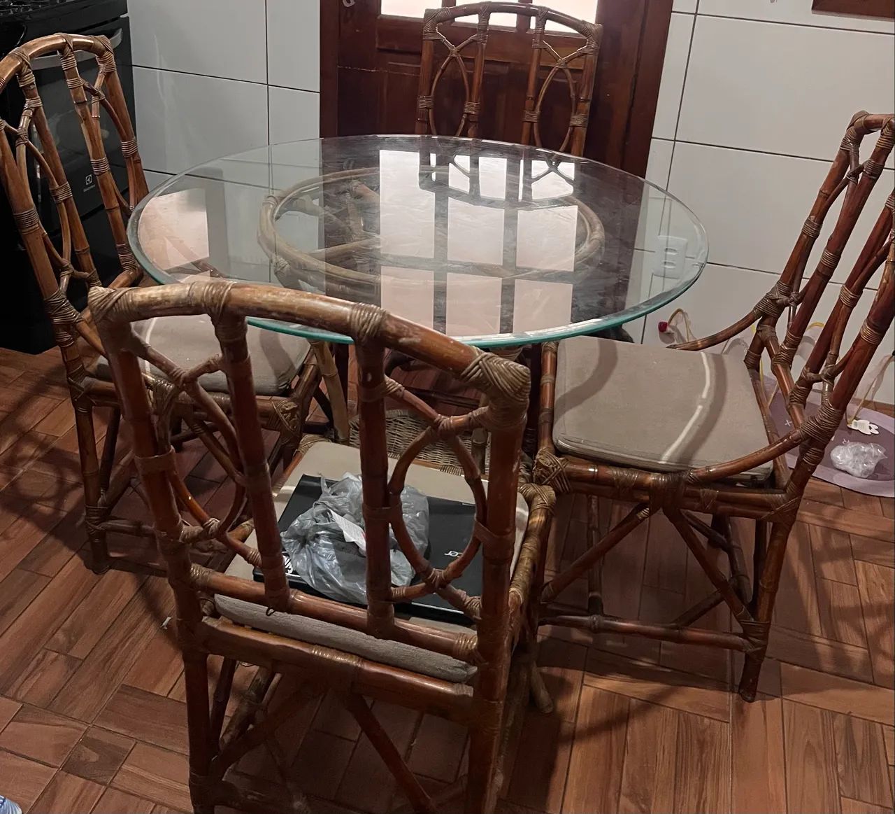 Mesa de bambu com tampo de vidro acompanhado de 4 cadeiras - Foto 2