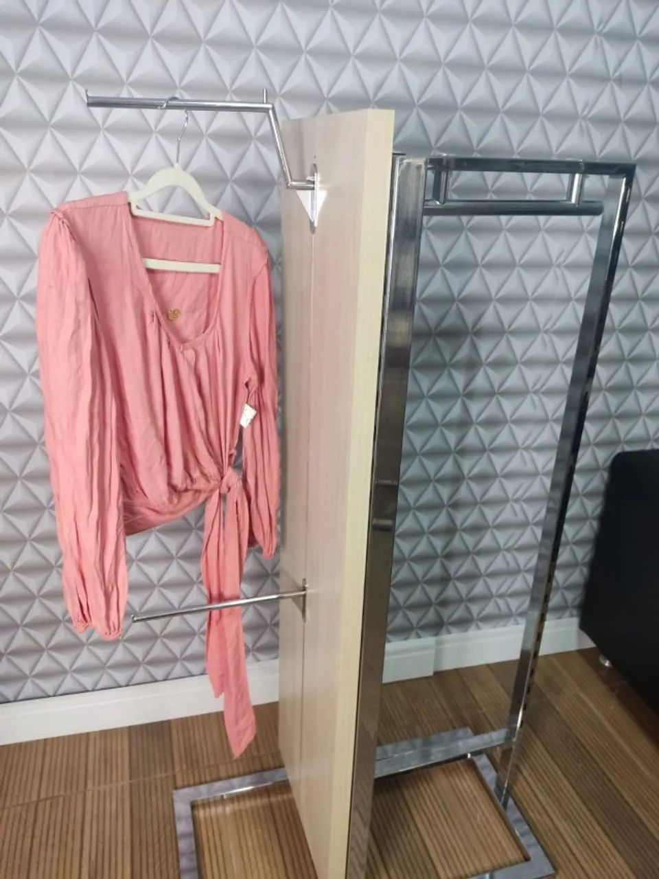 ARARAS EXPOSITOR PRA LOJA DE ROULPAS E ACESSORIOS EM AÇO INOX E MADEIRA  - Foto 3