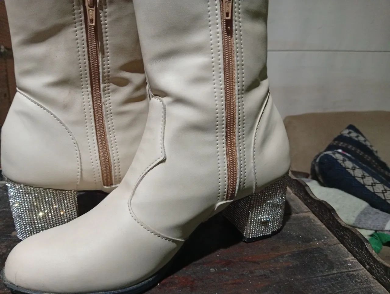 Bota cano curto grosso com gloss 