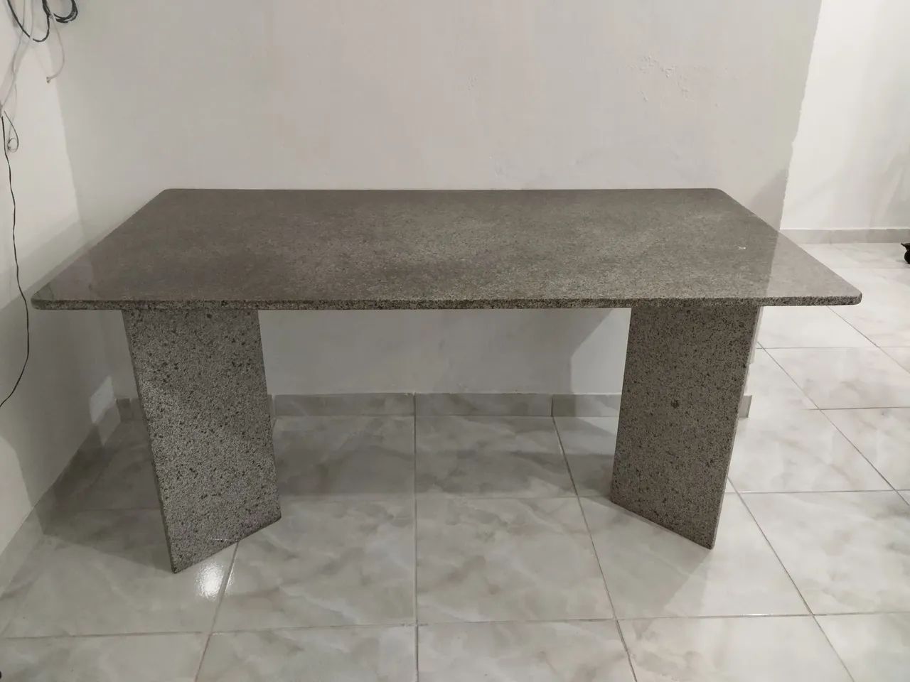 Vendo mesa de jantar toda de mármore  - Foto 3