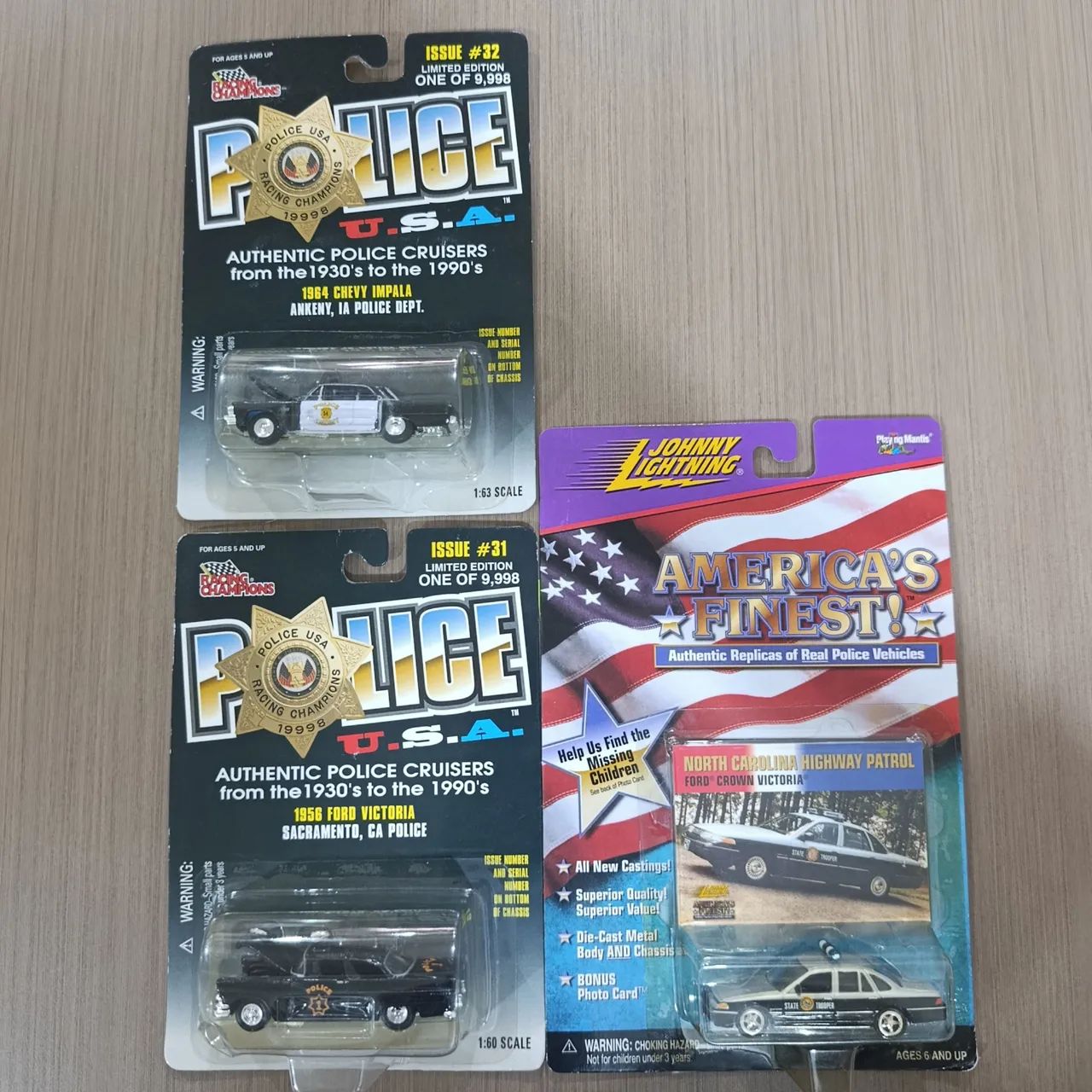 Kit policial Johnny Lightning e RACING CHAMPIONS