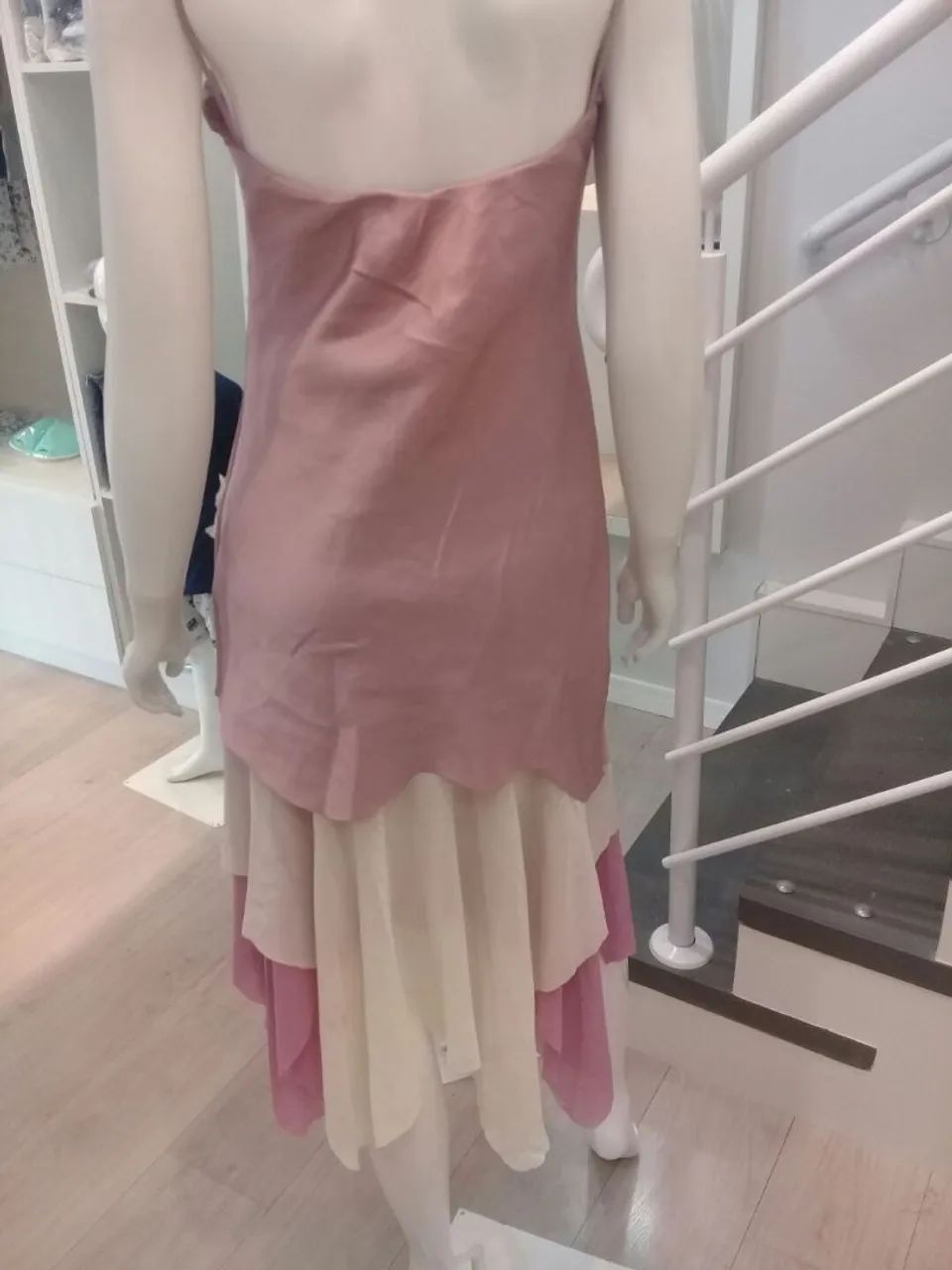 Vestidos T. U e T. M estado d novo. R$50,00 cada - Foto 2