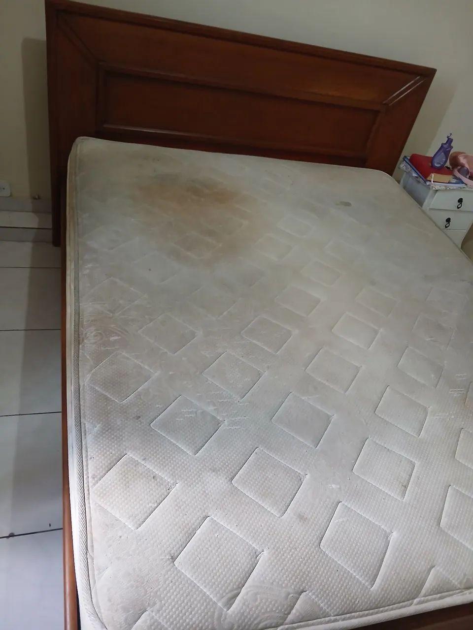 Cama Queen  com colchão 