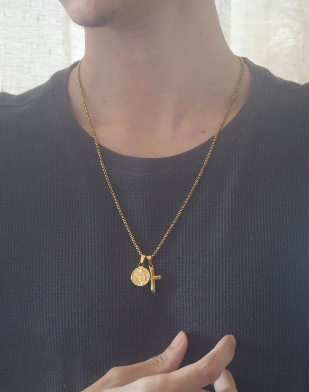 Cordão de aço inox dourado com dois pingentes - Foto 2