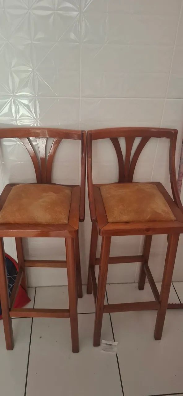 Bar de madeira antigo com banquetas  - Foto 2