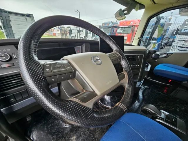 Volvo FH 540 6x4 Bug Leve Globetrotter Ano 24 Mídia Grande Geladeira Mola Freio a tambor - Foto 6