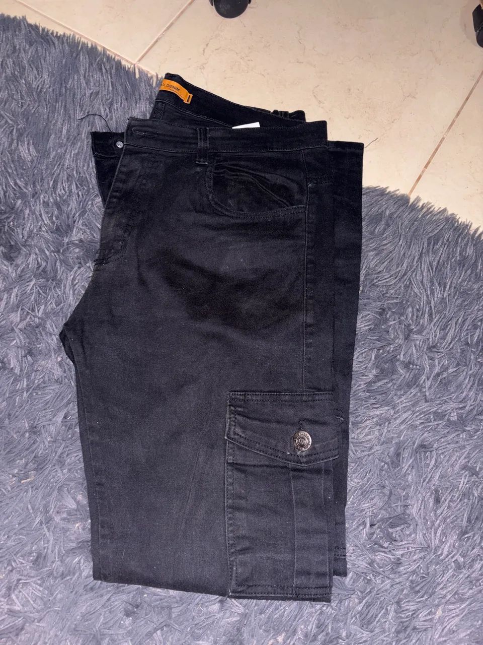 calça jeans com bolsos laterais  - Foto 2