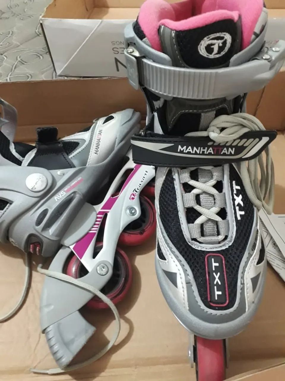 Patins  Traxart manhattan feminino n35\36, abec 7, base de alumínio cor cinza e rosa - Foto 4