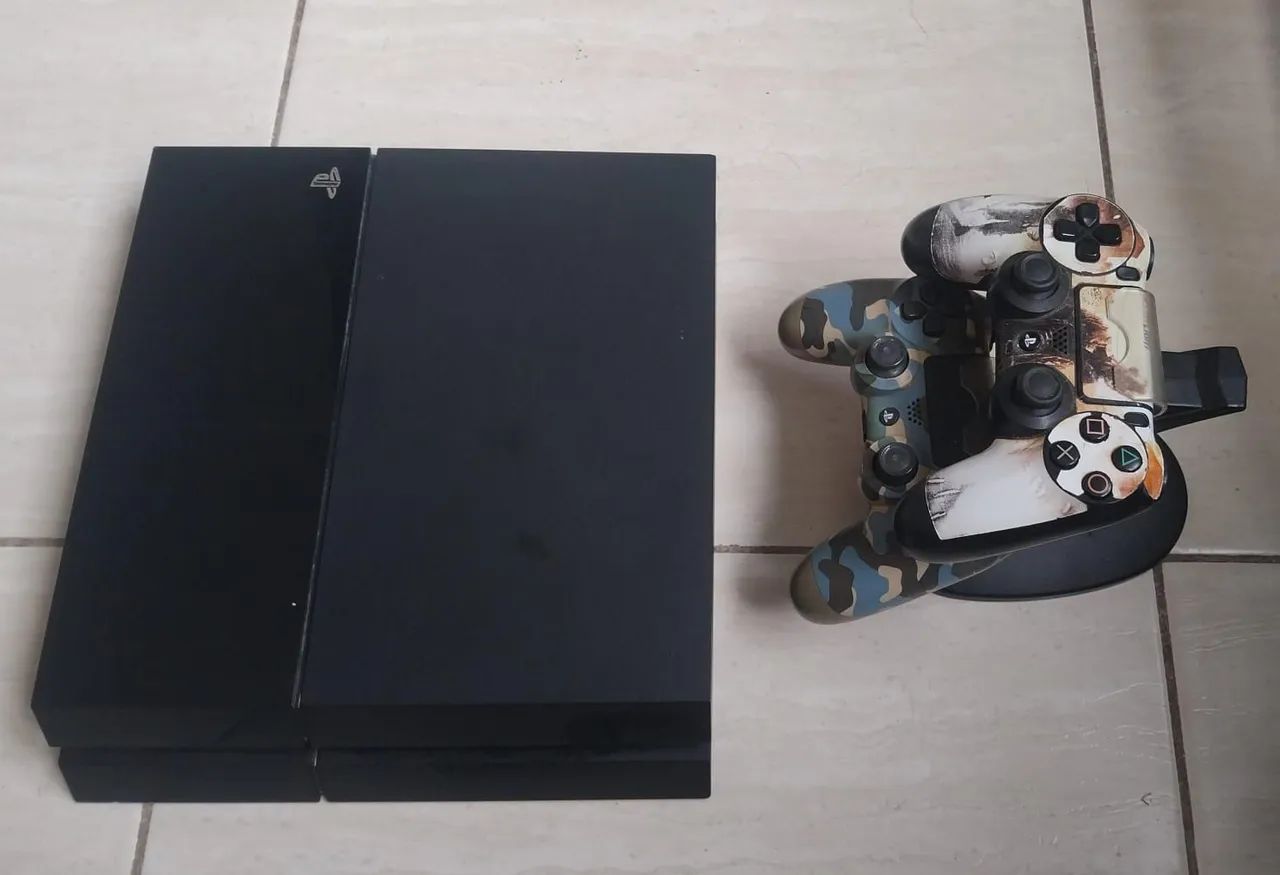 PS4 Slim c/2 controles originais, base carregamento e 5 jogoss