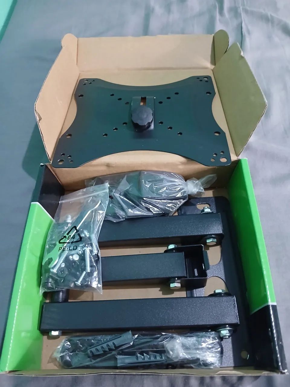 Vendo um suporte articulado para TV. 