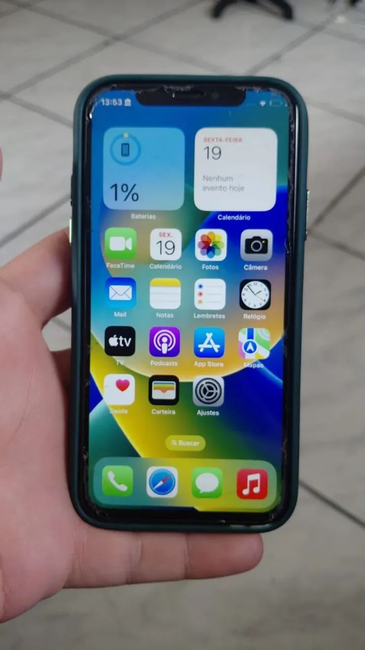 Iphone X, película trincada, mais a tela não 