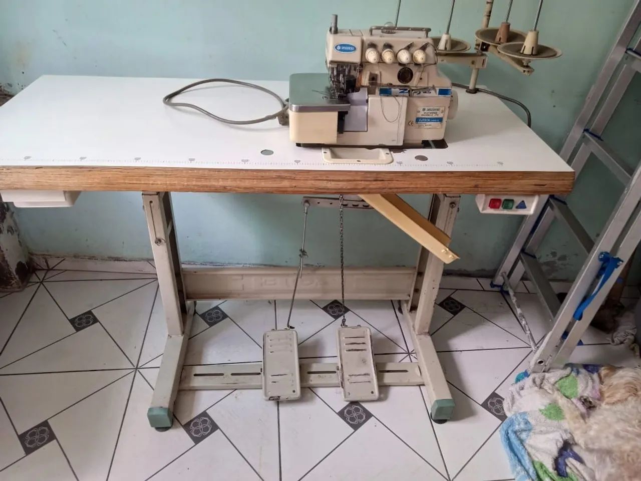 Maquina de Costura Zoje Overlock