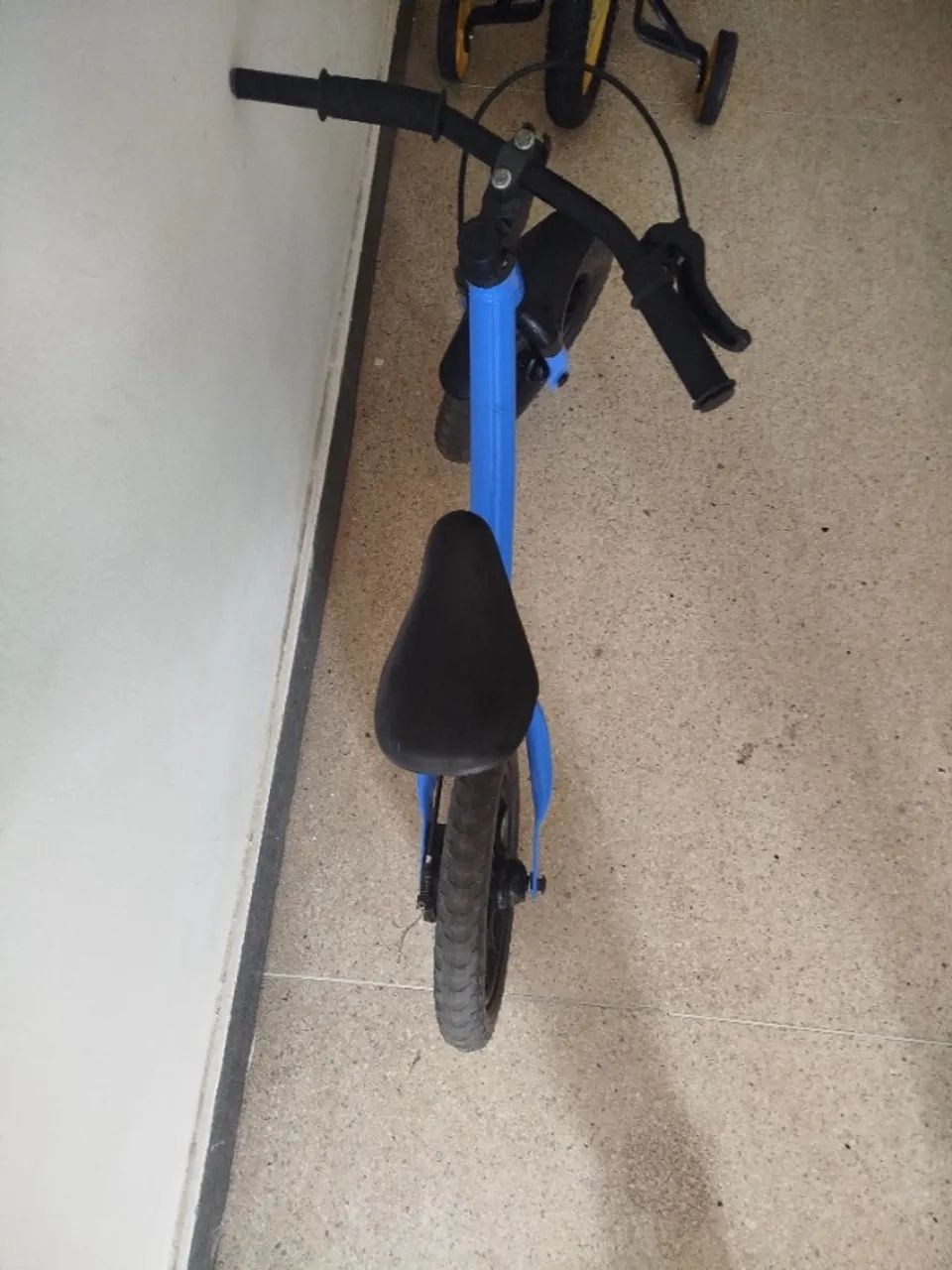 Bicicleta de equilíbrio azul