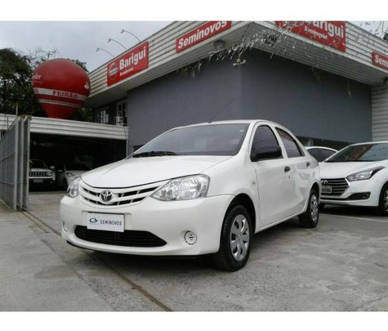 Toyota Etios Sedan 1.5 sem A/C