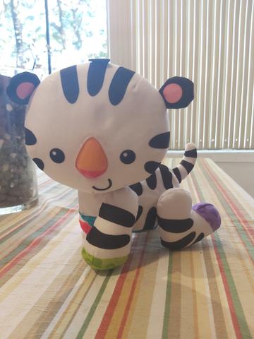 Tigre engatinha - fisher price - Foto 2