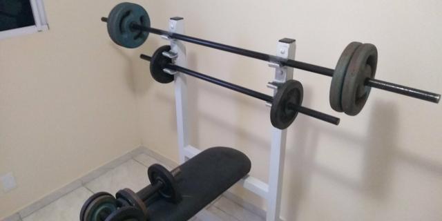 Mesa de supino com duas barras maciças e dois alteres - Foto 6