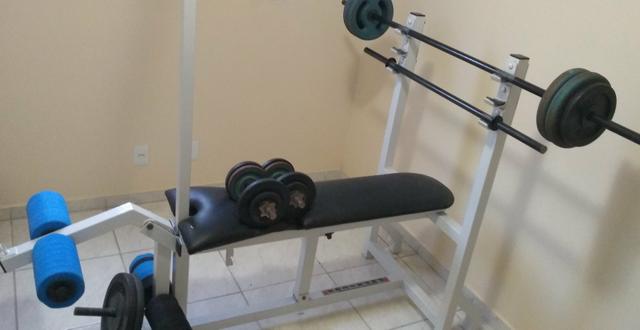 Mesa de supino com duas barras maciças e dois alteres