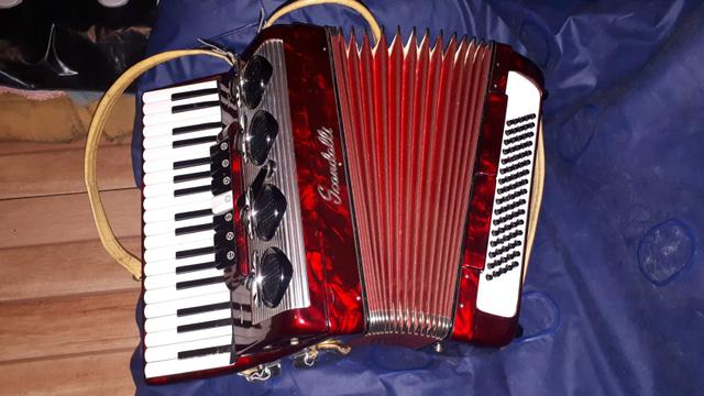 Acordeon scandalli nacional 80 baixos