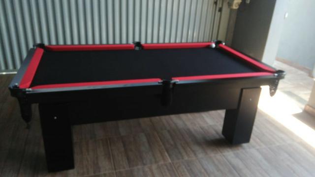 Mesa com Pedra de Ardósia Cor Preta Tecido Preto e Borda Vermelha Mod. ZGEW9506