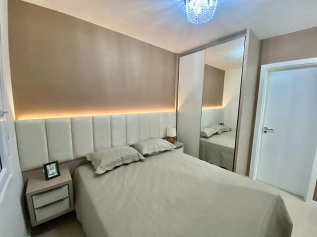 Poucos passos do mar, sacada de frente, mobiliado e decorado, 2 quartos - Foto 8