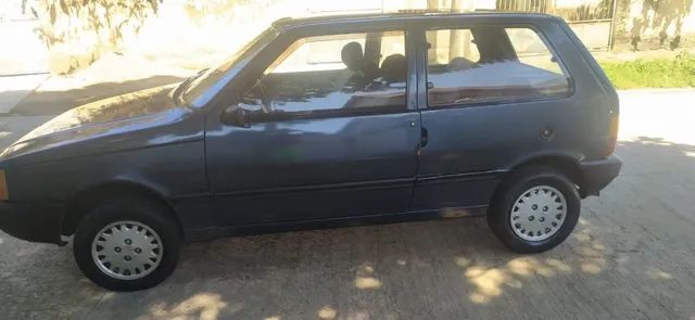 Carro semelhante ao Fiat Uno é cortado ao meio