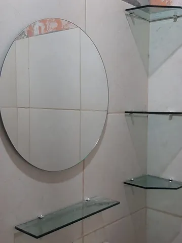 Reflexo de formato de cabelo curto em espelho retangular de salão de beleza  - ícones de ferramentas e utensílios grátis