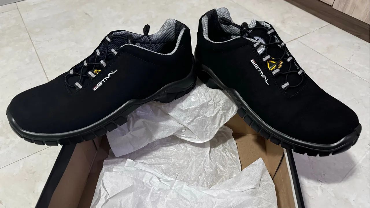 Bota Estival tamanho 43, com bico PVC.