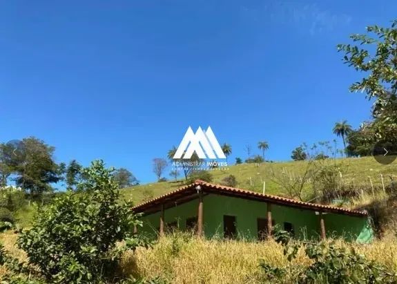 Vendo chácara em Itaúna com varanda ao redor e amplo espaço!