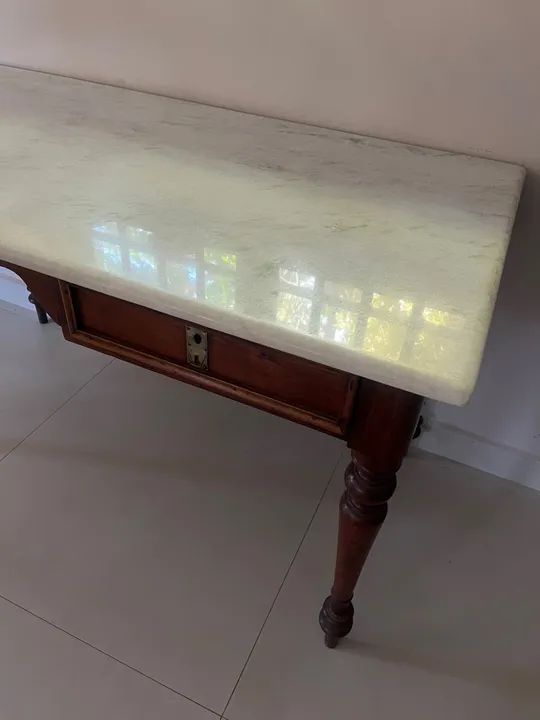 Mesa de madeira com tampo mármore  - Foto 3