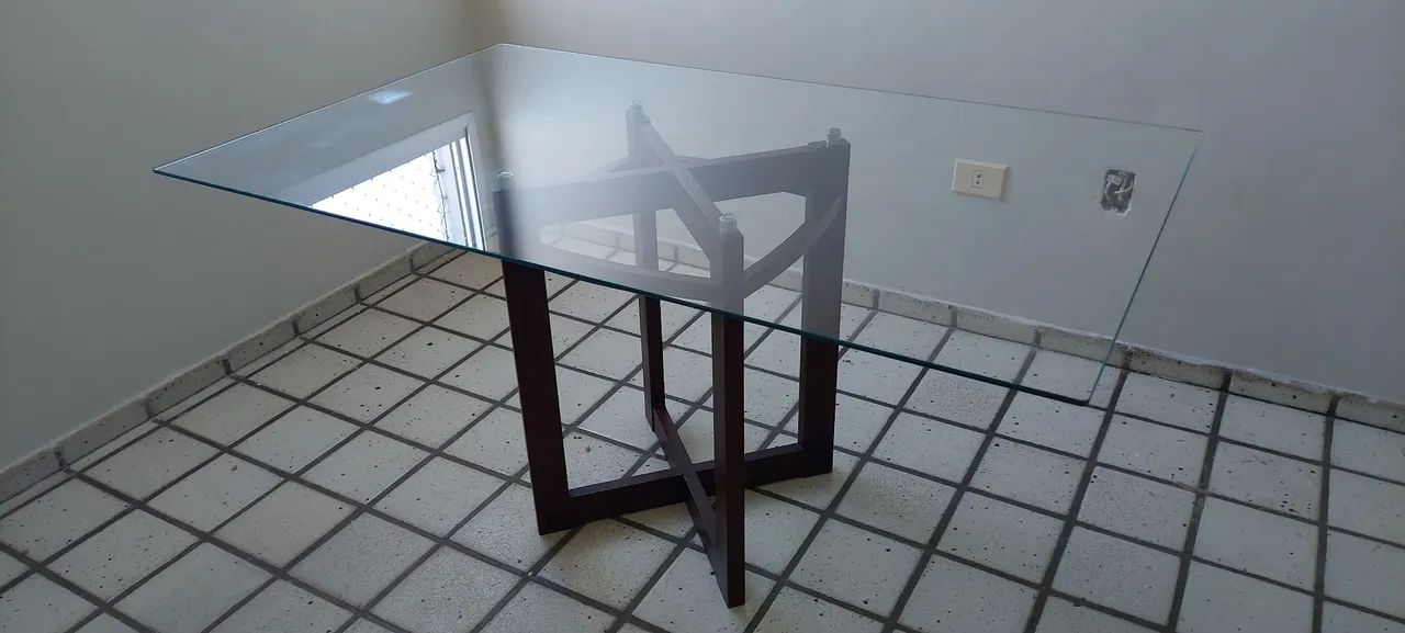 Mesa tampo de vidro com base madeira. 