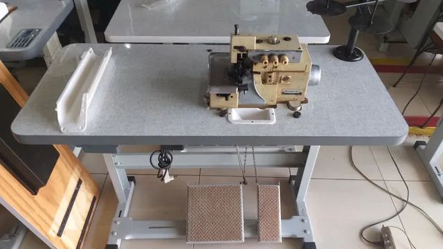 Máquina de costura overlock industrial Romoldi usada 