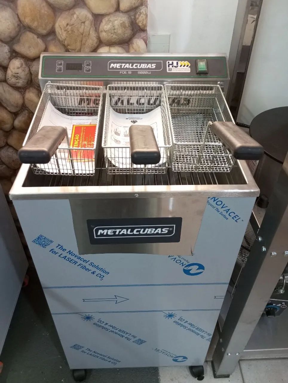 NZ . Fritadeira elétrica óleo zona fria 18L 8000w METALCUBAS 