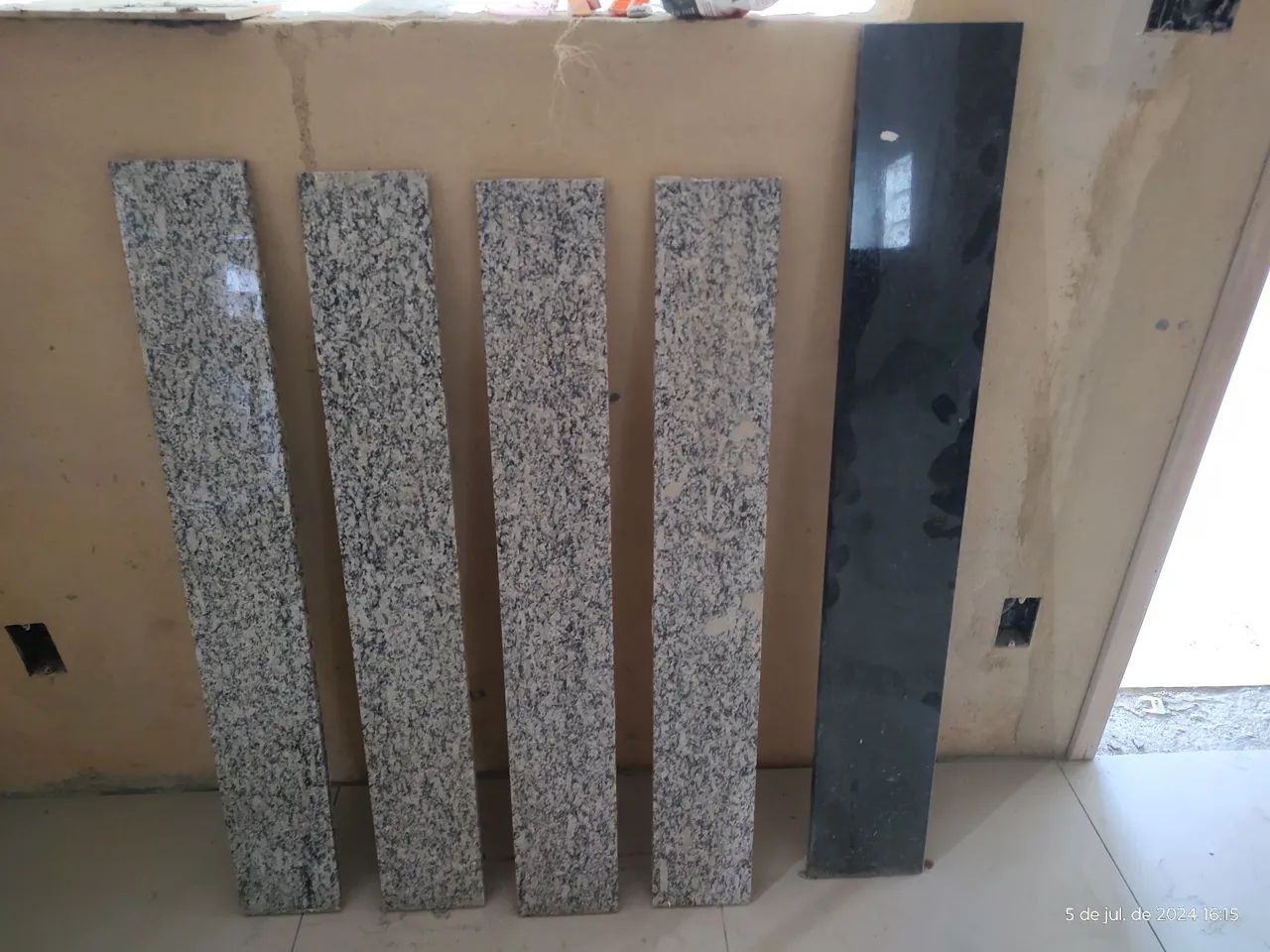 4 peças de Granito Bege e 1 peça de Granito Preto