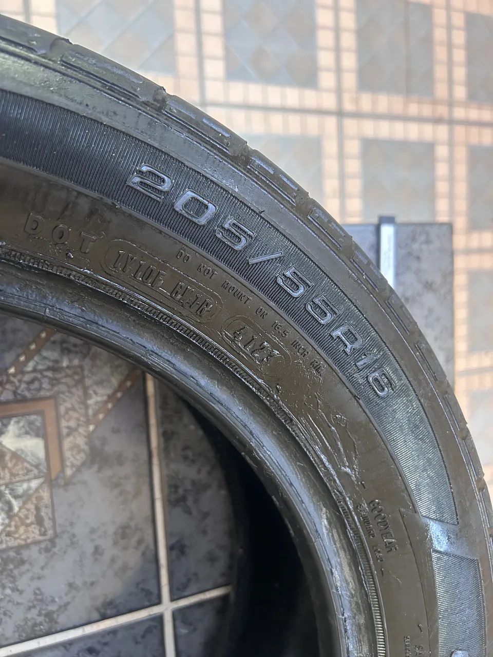 Pneu  205/55 roda 16  cada pneu troco por rádio pioneer bluetooth em bom estado 