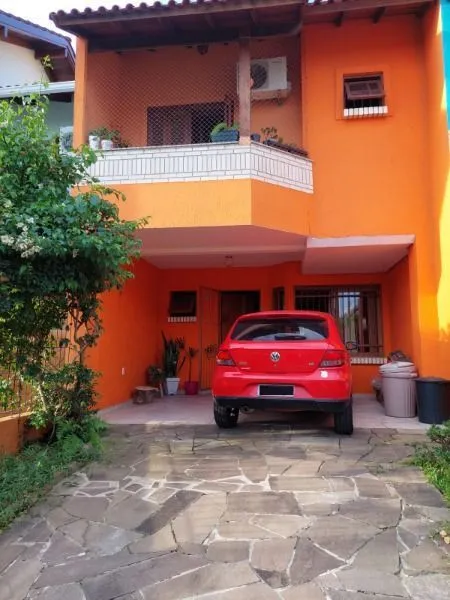 Sobrado em Porto Alegre, no bairro Espírito Santo, com 3 dormitório(s), e 3 banh