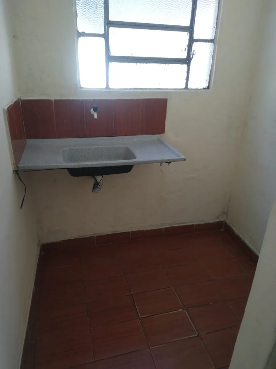 Favor ler o anúncio baracao de 1 cômodo uma mine cozinha e um banheiro