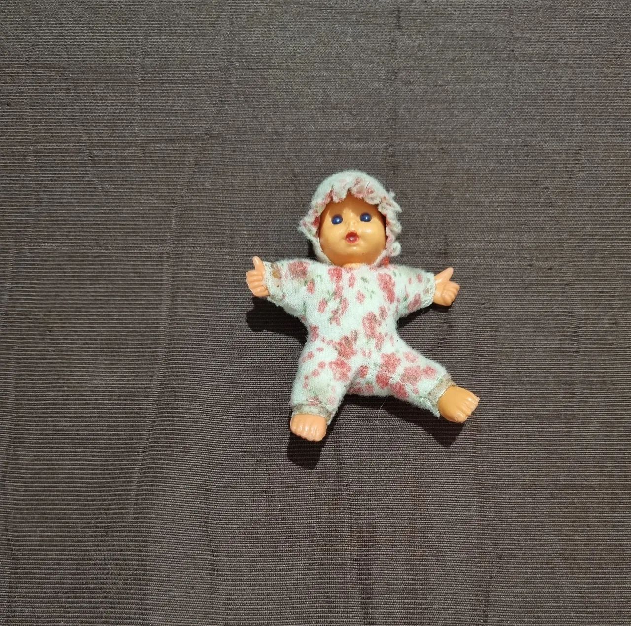 Boneca fofolete antiga com pés e mãos  de borracha.