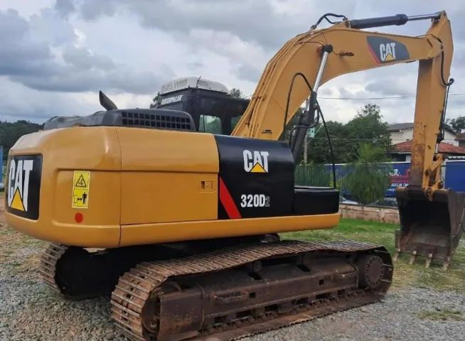 ESCAVADEIRA CATERPILLAR, MODELO 320D2, ANO 2013