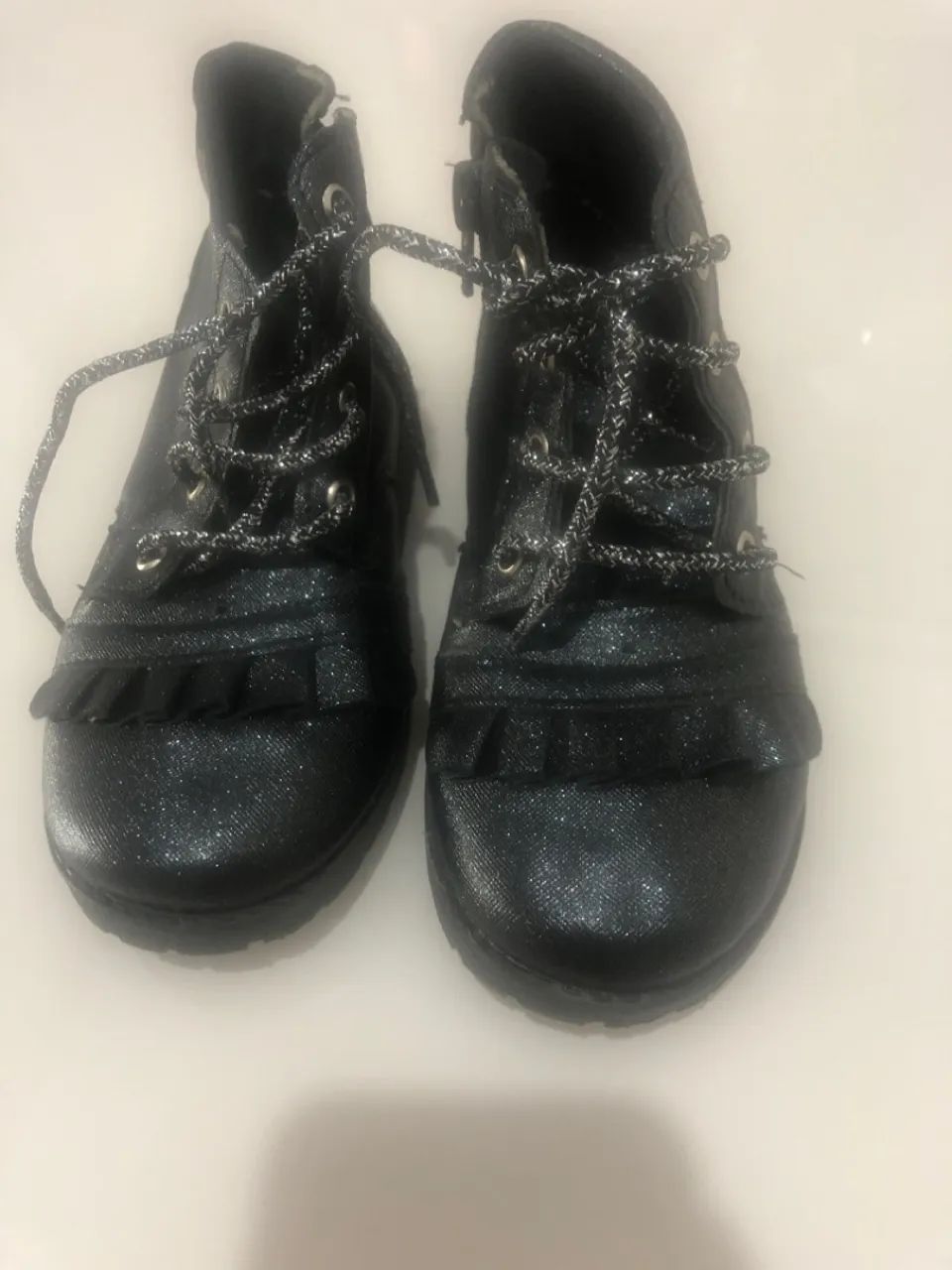 Botas infantis pretas com glitter e detalhes