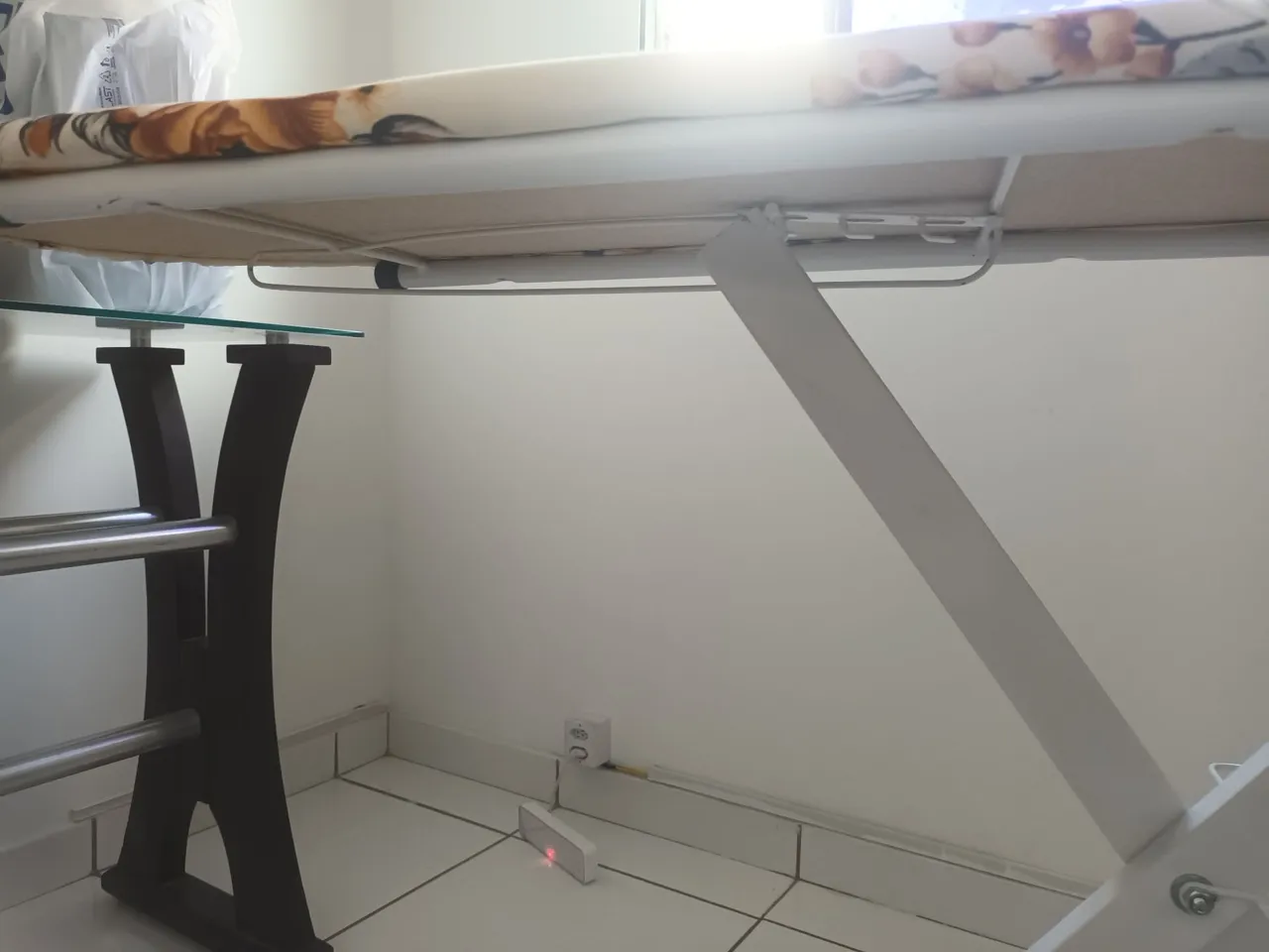 Tábua de passar roupa com braço e suporte ferro C/altura ajustável