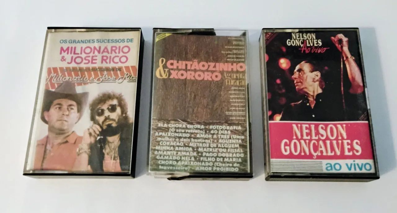 Três fitas cassete usada de músicas .
