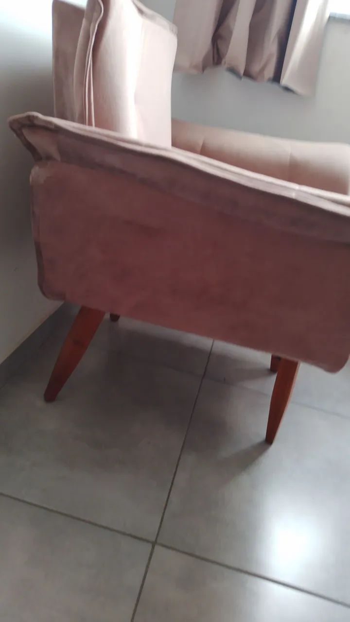 Poltrona confortável em veludo rosa - Foto 2