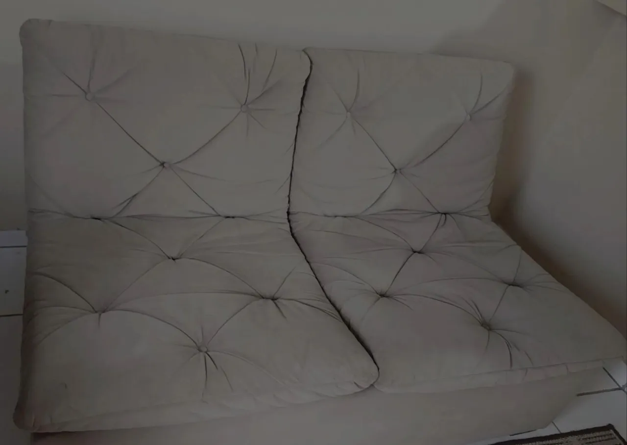 Sofá 2 lugares com design capitonê