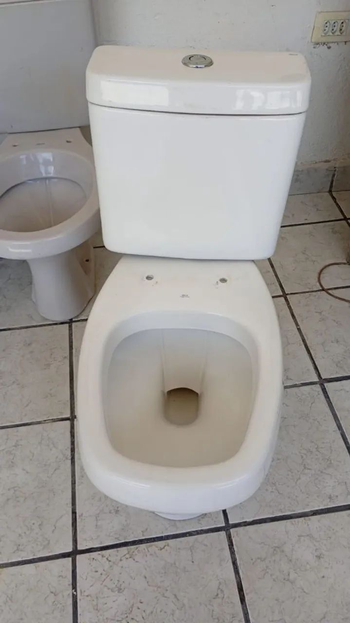 4 toilet bowls, all in excellent condition! Each has its own price64617965147906123