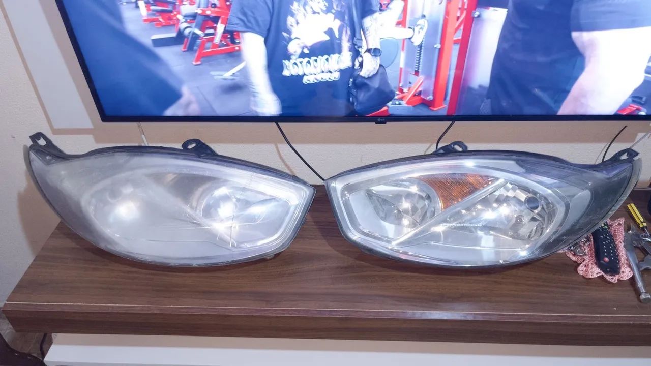 Faróis dianteiros Ford Fiesta