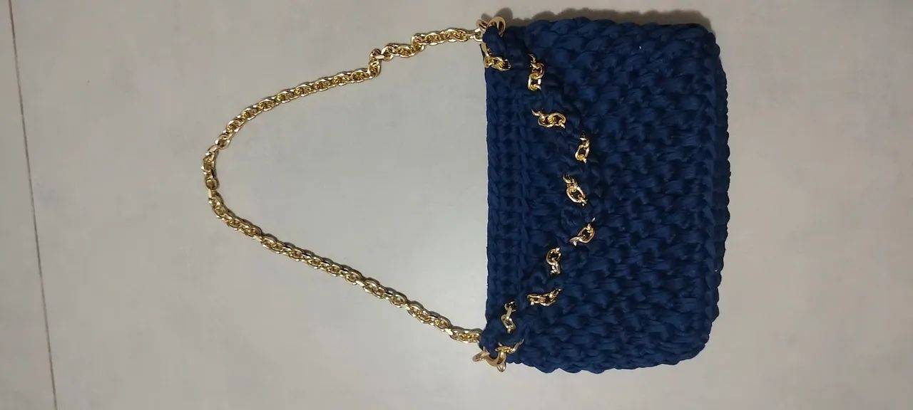 Bolsa Azul com Detalhes Dourados e corrente transversal  - Foto 2