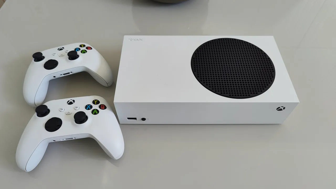 Xbox Series S com 2 Controles