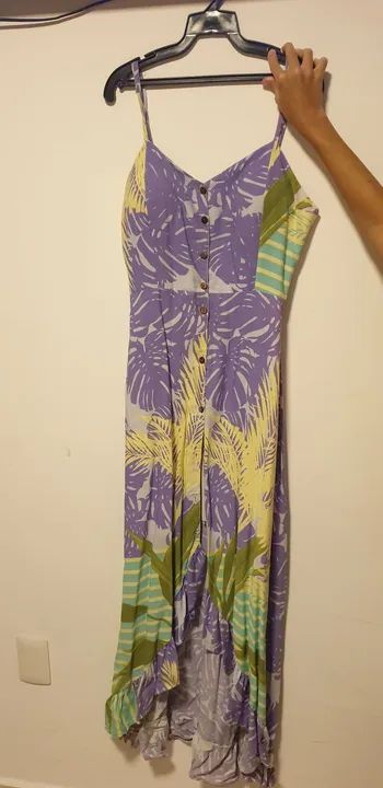 Vestido floral com botões e fenda